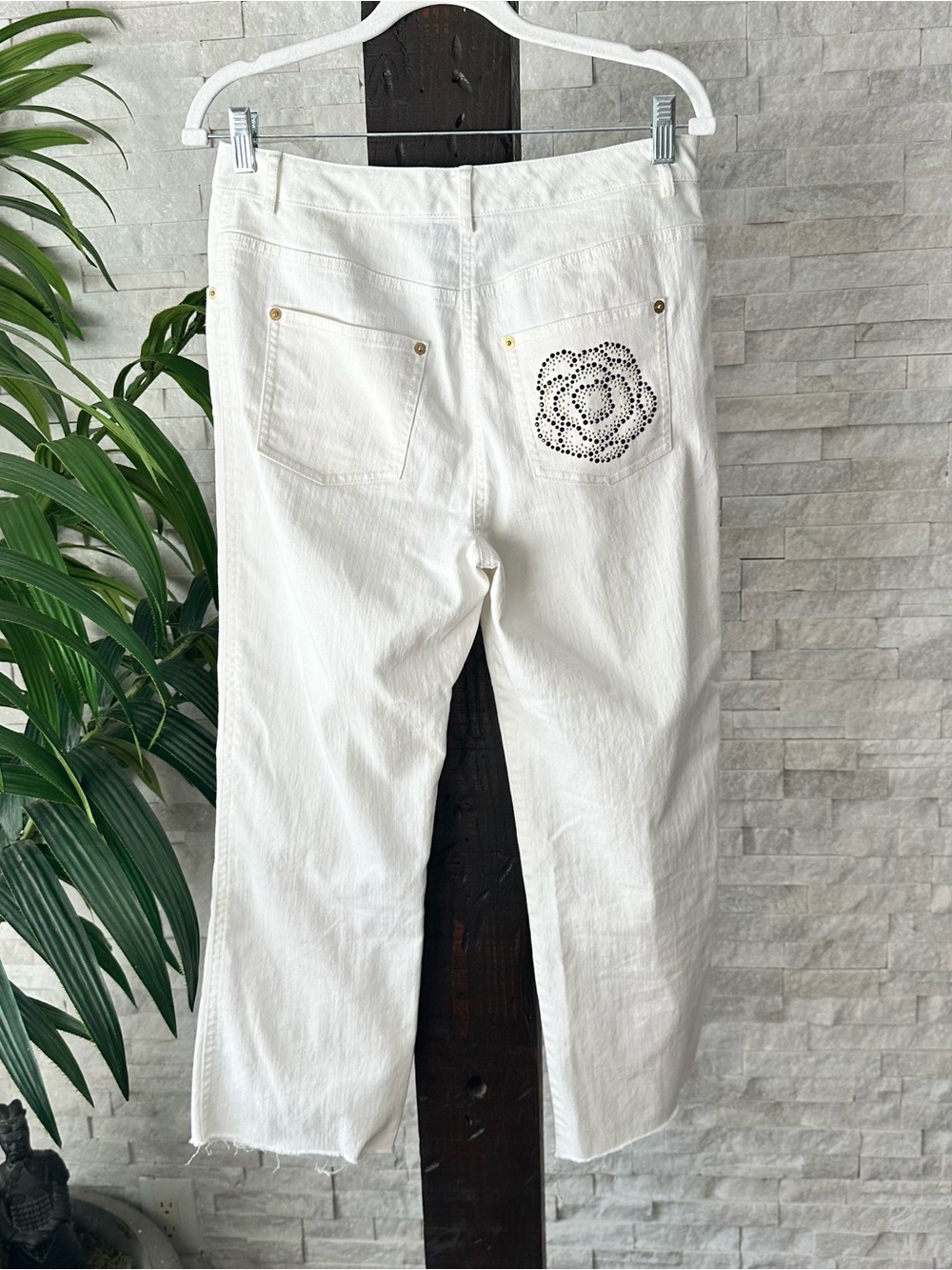St. John White Jeans with Rhinestone Floral Back Pocket Size 6